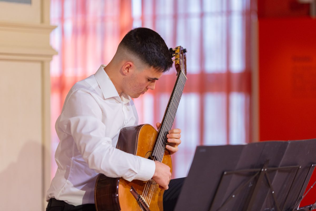 ein Jugendlicher spielt Gitarre