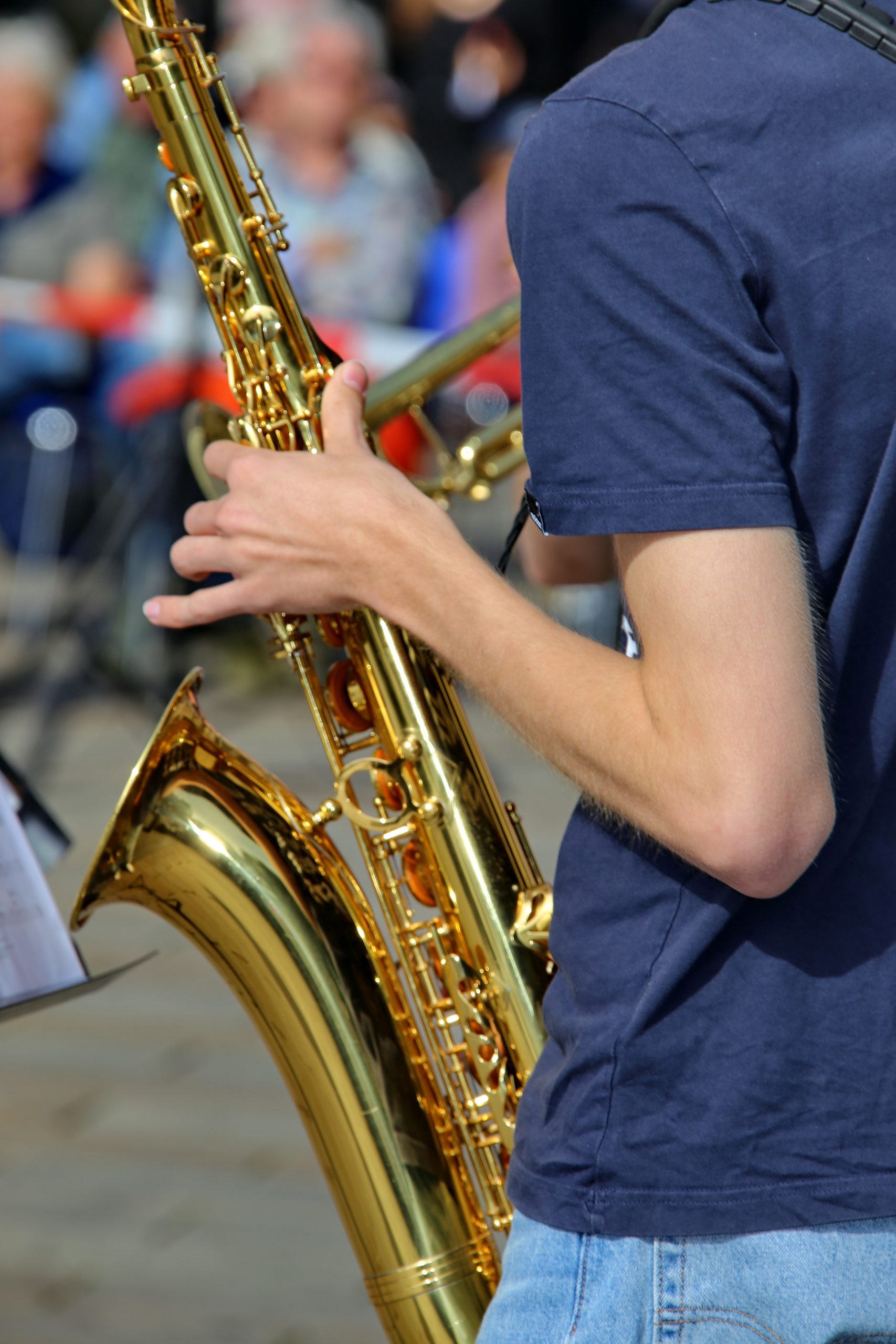 Detailaufnahme einer Person, die Saxophon spielt