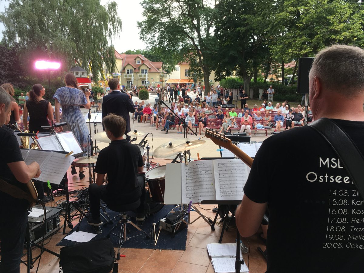 Blick von der Bühne hinter der BAnd auf die Zuschauer