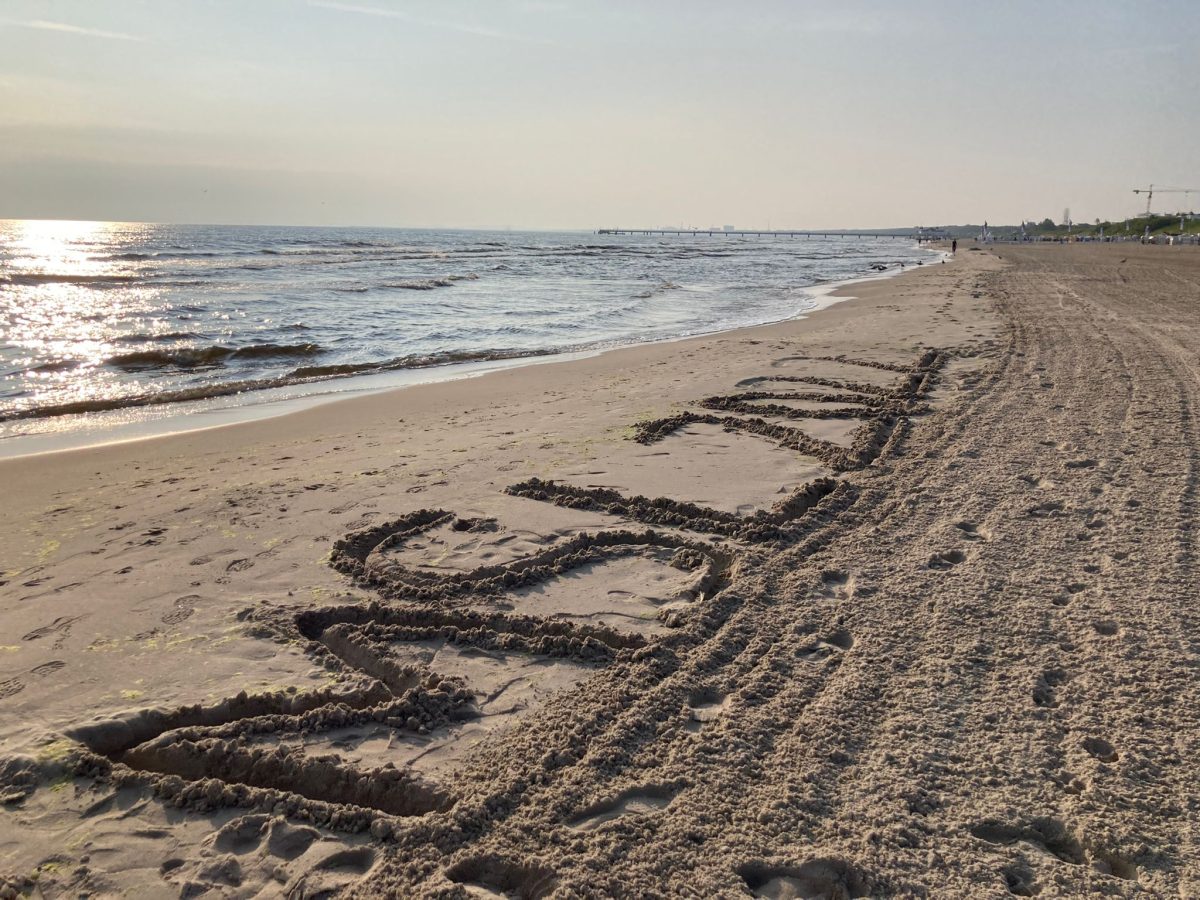 Der Schriftzug "MSL 2022" im Sand des Ostseestrandes